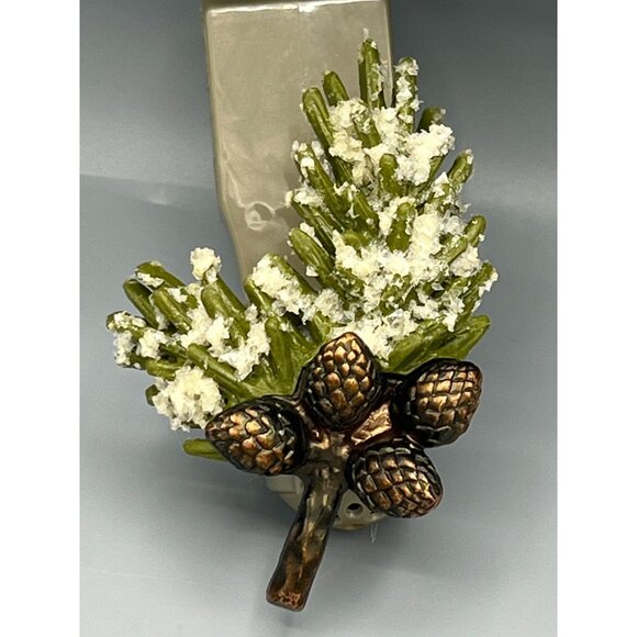 Bath & Body Works Wallflowers Pinecone & Snow Plug-In Fragrance Diffuser Retired - Picture 7 of 7